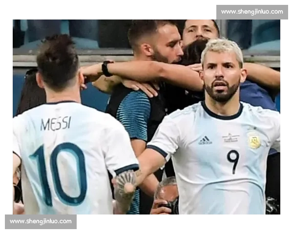 卡西神扑 + 网友调侃:阿圭罗单刀不进,射术堪忧?